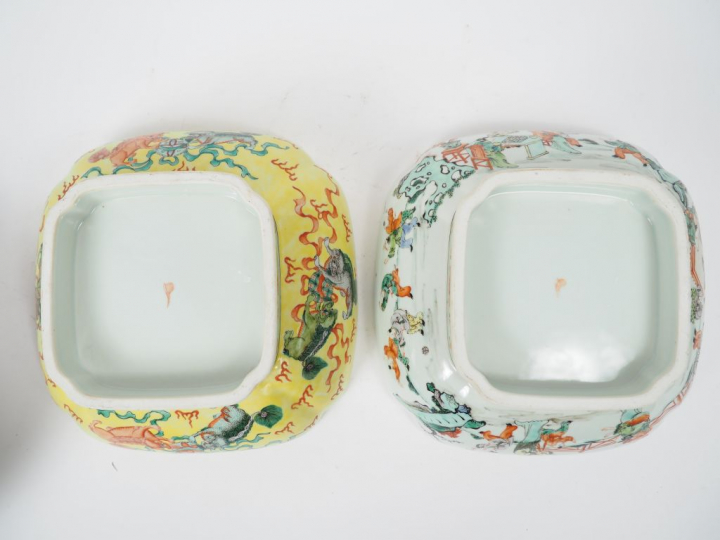 Lot de trois coupes en porcelaine dans le style de la famille verte, l