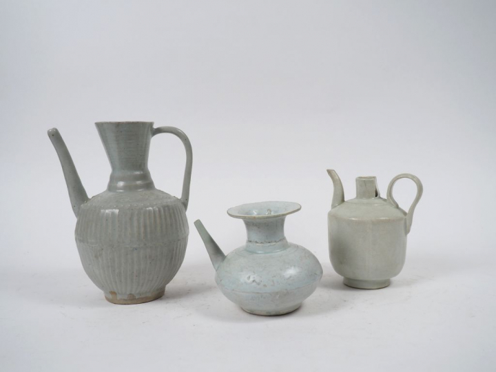 Trois différentes verseuses porcelaine ou céramique et émail céladon e