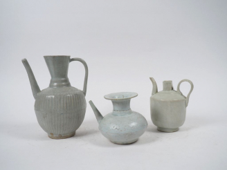 Vente aux enchères Trois différentes verseuses porcelaine ou céramique et émail céladon e
