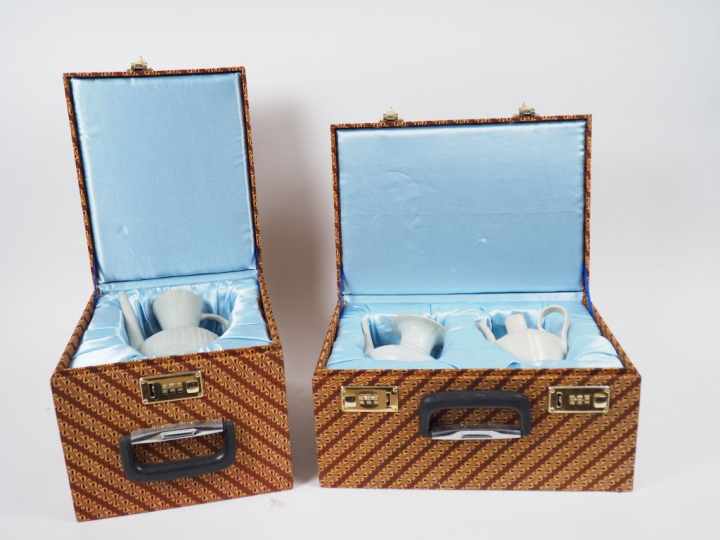 Trois différentes verseuses porcelaine ou céramique et émail céladon e