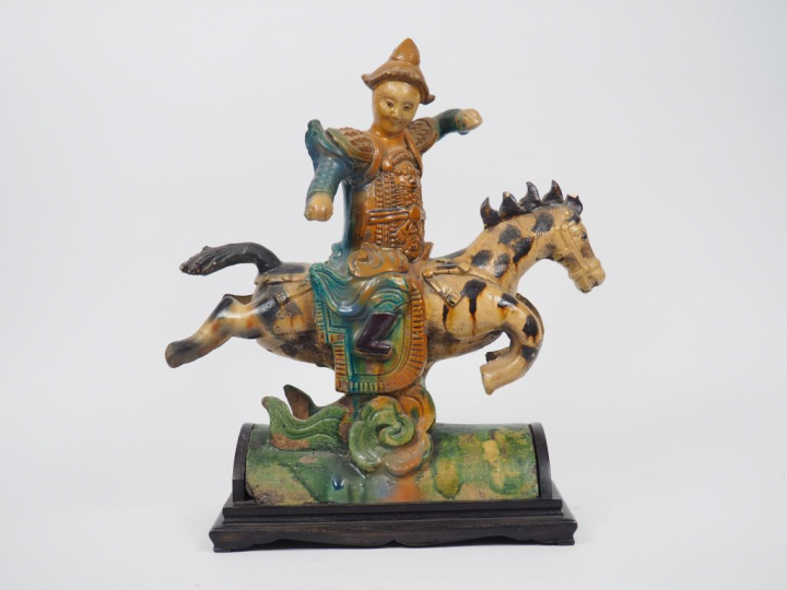 Epi de faitage en céramique émaillée wucaï, représentant un guerrier e