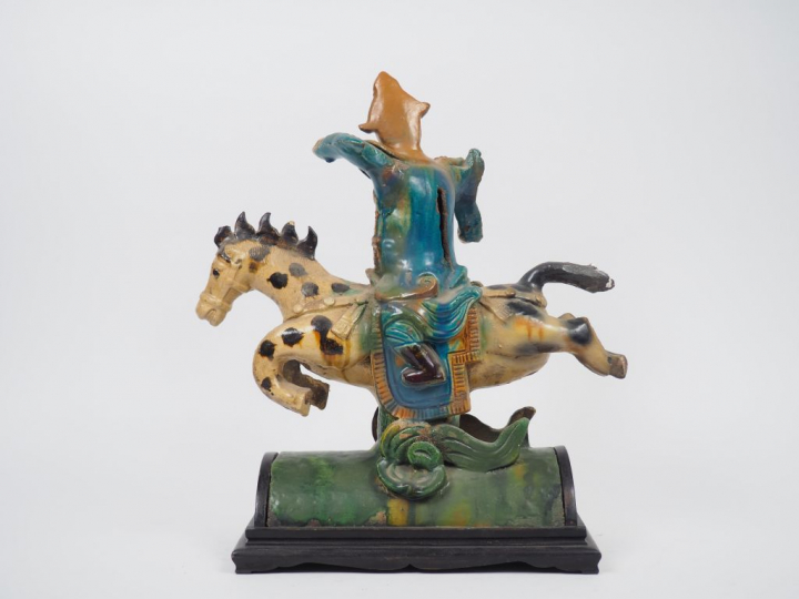 Epi de faitage en céramique émaillée wucaï, représentant un guerrier e