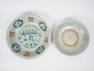 Vente aux enchères Lot comprenant deux plats creux en porcelaine de Swatow, à décor en bl