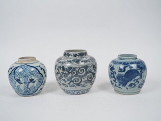 Vente aux enchères Lot comprenant des pots à gingembre en porcelaine et émail bleu blanc,