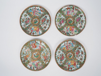 Vente aux enchères Quatre assiettes en porcelaine de Canton, à décor en médaillon de pers