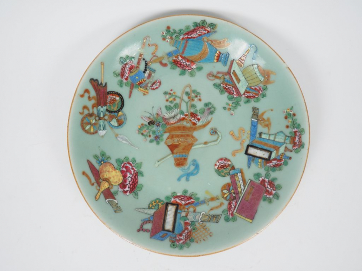 Petit plat en porcelaine et émail céladon, à décor en émaux de la fami