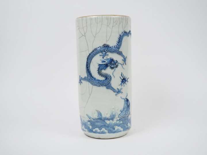 Vase cylindrique en porcelaine et émail céladon craquelé, finement déc