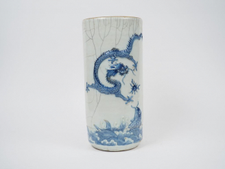 Vente aux enchères Vase cylindrique en porcelaine et émail céladon craquelé, finement déc