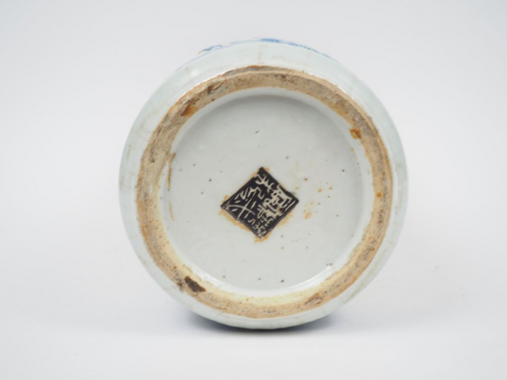 Vase cylindrique en porcelaine et émail céladon craquelé, finement déc