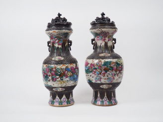 Vente aux enchères Paire de vases de forme balustre en porcelaine craquelée beige de Nank