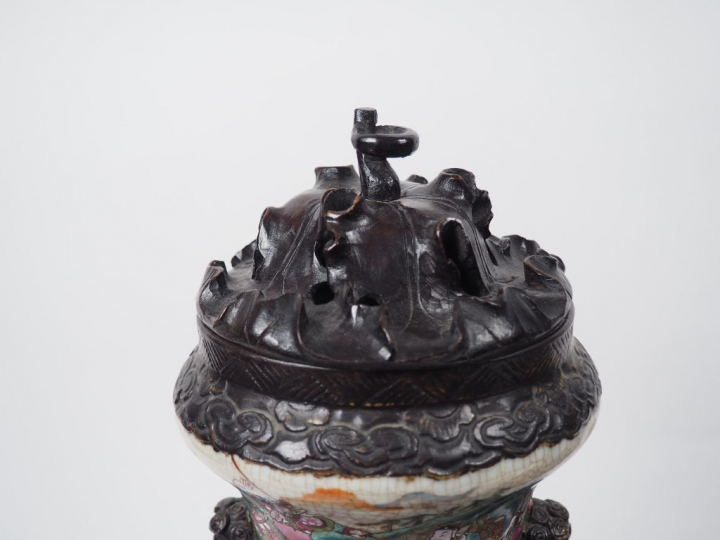 Paire de vases de forme balustre en porcelaine craquelée beige de Nank