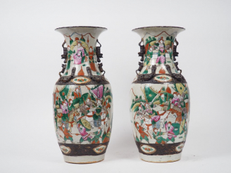 Vente aux enchères Paire de vases de forme balustre dont le col reprend la forme d'une fl