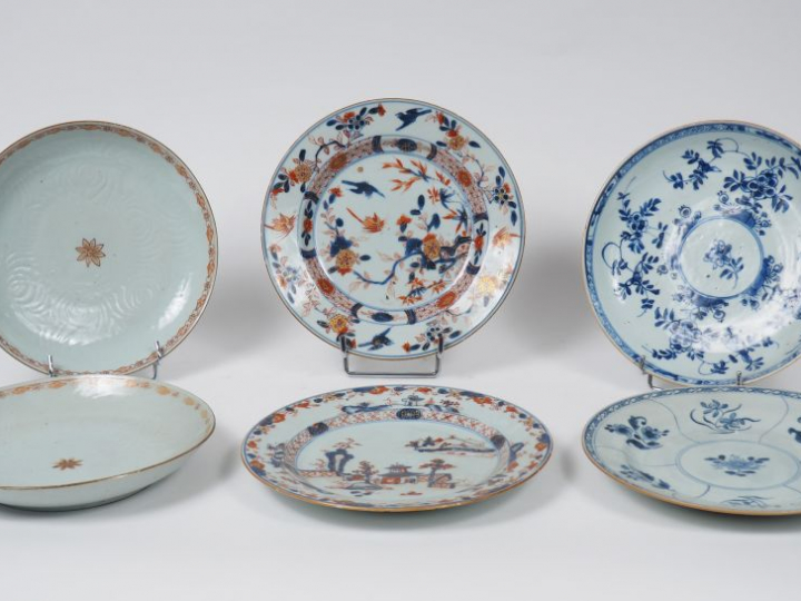 Lot comprenant :  - une paire de coupes en porcelaine et émail céladon