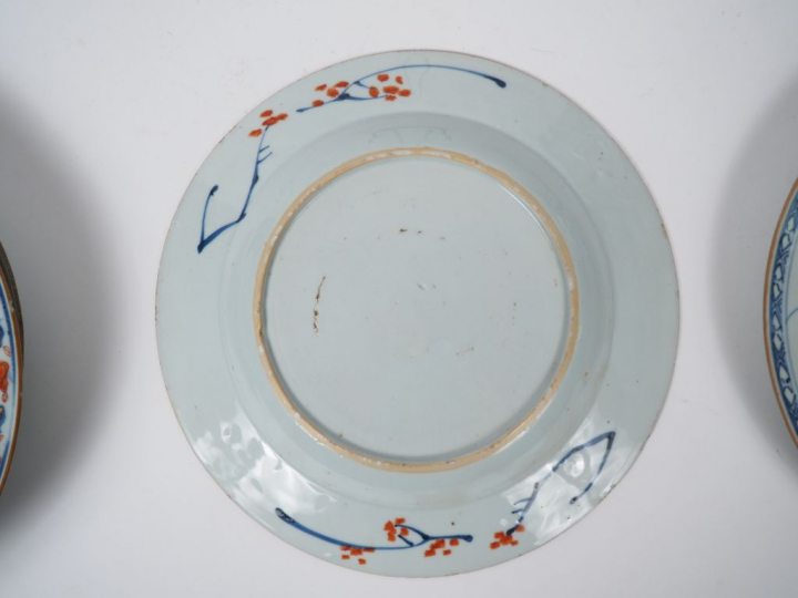 Lot comprenant :  - une paire de coupes en porcelaine et émail céladon