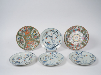 Vente aux enchères Lot comprenant :  - quatre petites assiettes creuses, décor polychrome