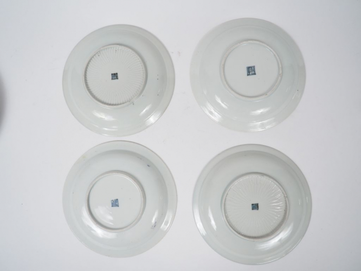 Lot comprenant :  - quatre petites assiettes creuses, décor polychrome