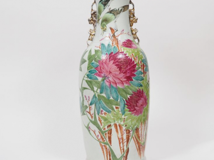 Vase balustre en porcelaine de style famille rose, à décor de pivoines