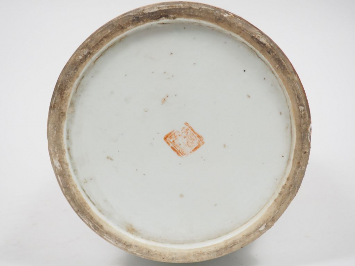 Vase balustre en porcelaine de style famille rose, à décor de pivoines