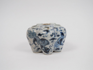 Vente aux enchères Bouquetière en porcelaine bleu blanc, à décor de lion bouddique évolua