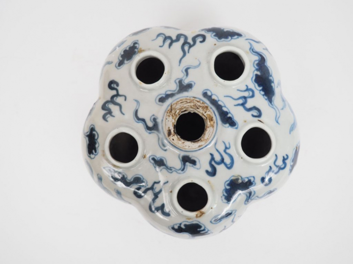 Bouquetière en porcelaine bleu blanc, à décor de lion bouddique évolua