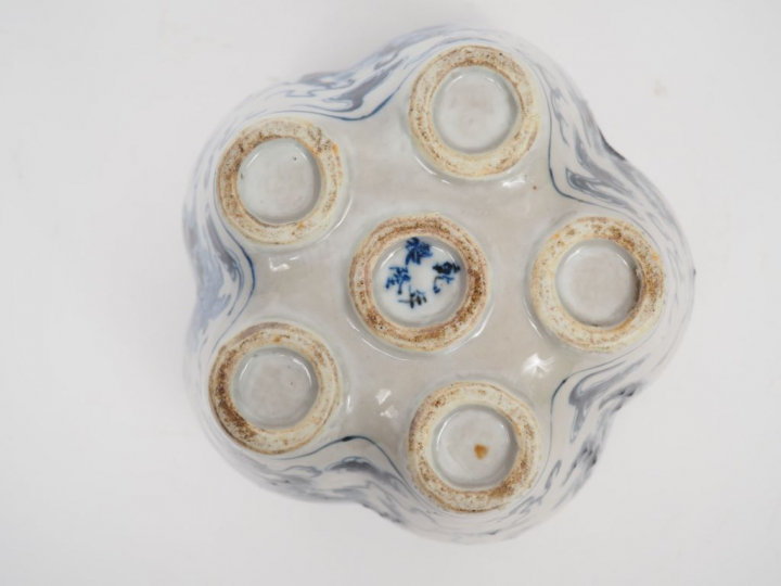 Bouquetière en porcelaine bleu blanc, à décor de lion bouddique évolua