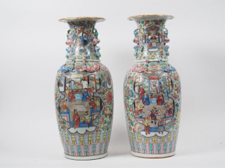 Vente aux enchères Paire de vases de forme baslustre en porcelaine et émaux de la famille