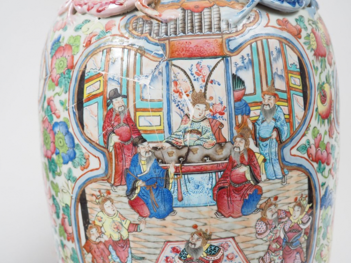 Paire de vases de forme baslustre en porcelaine et émaux de la famille