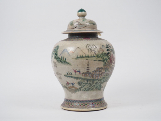 Vente aux enchères Petite potiche couverte en porcelaine, à décor  en émaux de la famille