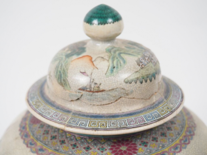 Petite potiche couverte en porcelaine, à décor  en émaux de la famille