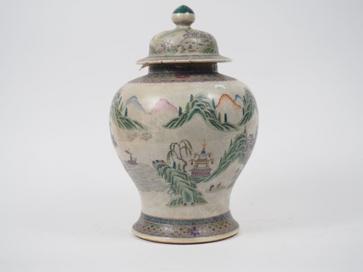 Petite potiche couverte en porcelaine, à décor  en émaux de la famille