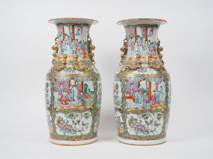 Paire de vases en porcelaine et émaux polychromes, à décor de personna