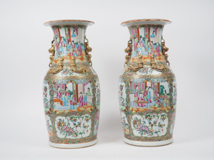 Paire de vases en porcelaine et émaux polychromes, à décor de personna