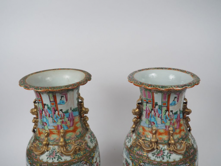 Paire de vases en porcelaine et émaux polychromes, à décor de personna