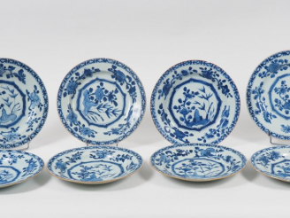 Vente aux enchères Ensemble de huit assiettes en porcelaine bleu blanc à décor de motifs 