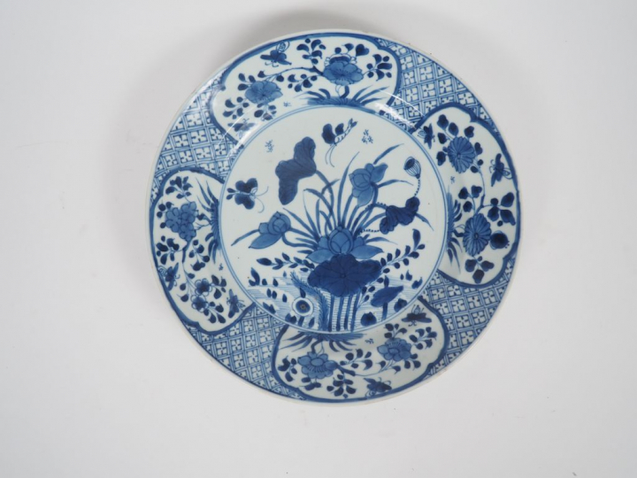 Petit plat en porcelaine bleu et blanc, à décor de lotus en médaillon 