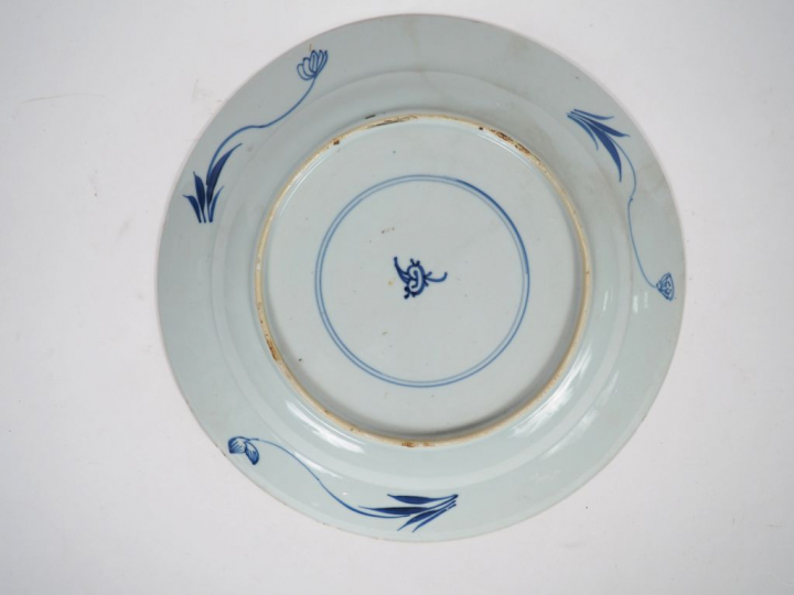 Petit plat en porcelaine bleu et blanc, à décor de lotus en médaillon 