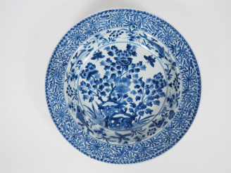 Vente aux enchères Bassin en porcelaine blanche finement décoré en bleu sous couverte d'u
