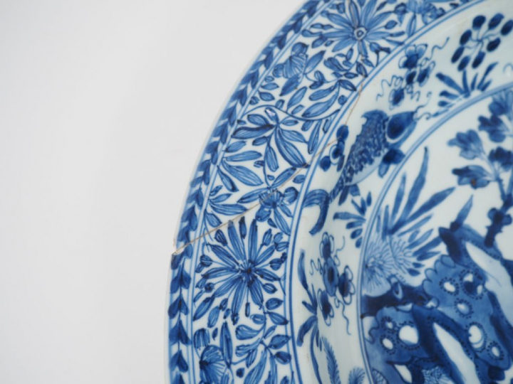 Bassin en porcelaine blanche finement décoré en bleu sous couverte d'u