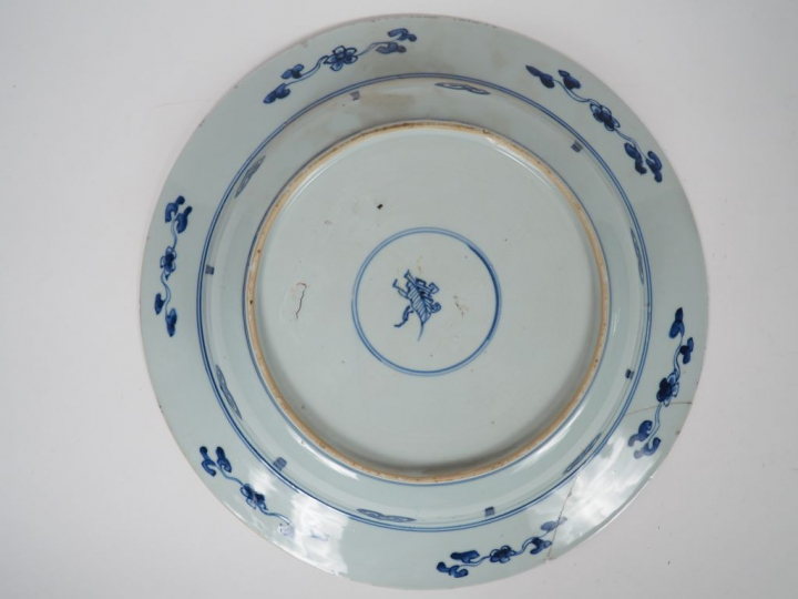 Bassin en porcelaine blanche finement décoré en bleu sous couverte d'u