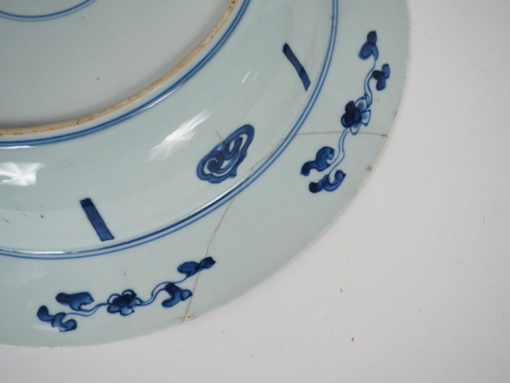 Bassin en porcelaine blanche finement décoré en bleu sous couverte d'u