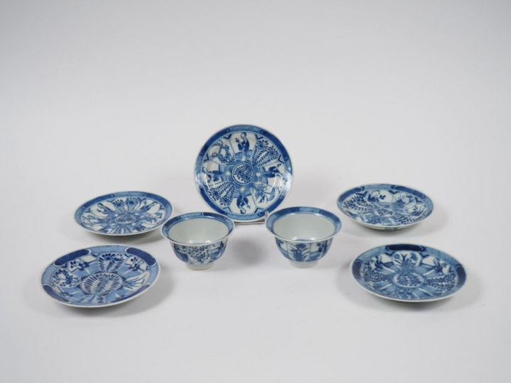Ensemble composé de deux sorbets et de présentoirs en porcelaine bleu 