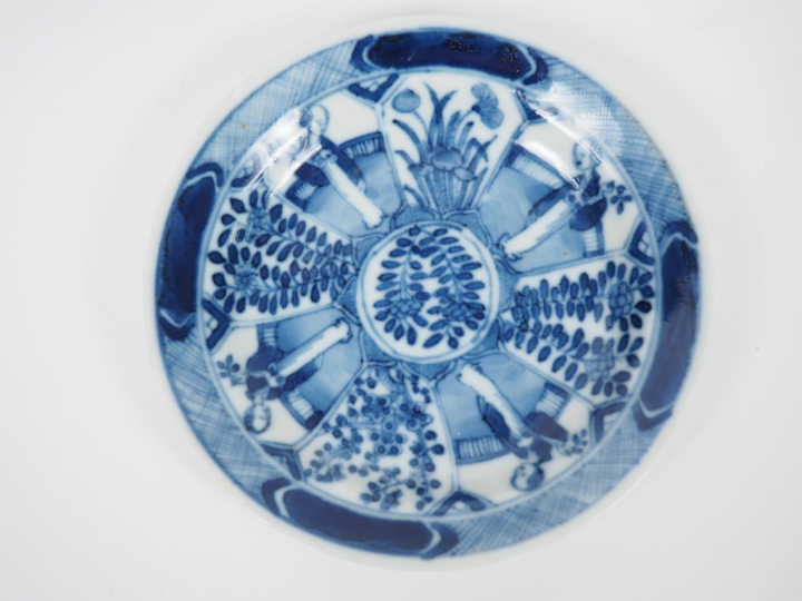 Ensemble composé de deux sorbets et de présentoirs en porcelaine bleu 