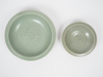 Vente aux enchères Ensemble comprenant : une grande et une petite coupes creuses en porce