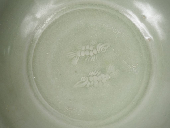 Ensemble comprenant : une grande et une petite coupes creuses en porce