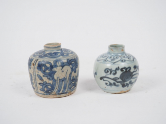 Vente aux enchères Deux petites jarres en céramique, émail bleu et céladon, l'une à décor