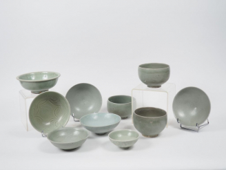 Vente aux enchères Ensemble comprenant : dix coupes en porcelaine et émail céladon.  Chin