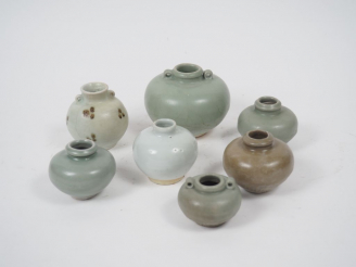 Vente aux enchères Ensemble comprenant sept petits pots globulaires, certains ornés d'ans