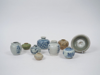 Vente aux enchères Ensemble comprenant : des petits pots et jarres globulaires en porcela