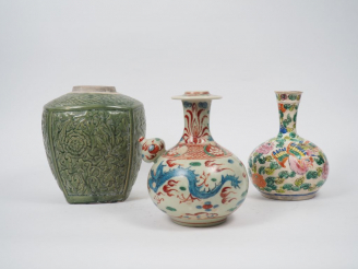 Vente aux enchères Lot comprenant : un kendi, un vase pensu et une jarre hexagonale en ém