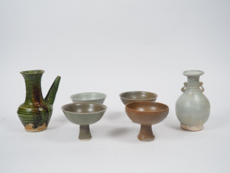 Vente aux enchères Lot comprenant : un petit vase balustre et une verseuse en céramique é